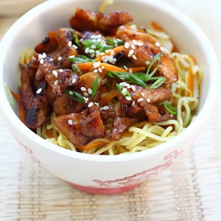 Chicken Noodles – Stir-fried chicken noodles with chicken and egg noodles. This easy chicken noodles recipe is delicious, easy to make, and perfect for weeknight dinner | rasamalaysia.com