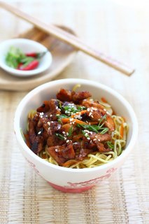 Chicken Noodles – Stir-fried chicken noodles with chicken and egg noodles. This easy chicken noodles recipe is delicious, easy to make, and perfect for weeknight dinner | rasamalaysia.com