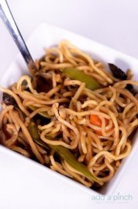 Easy Lo Mein Recipe - This Lo Mein recipe makes a quick and easy meal or filling side dish! A take-out favorite, this lo mein recipe is even better at home! // addapinch.com Easy Lo Mein Recipe - This Lo Mein recipe makes a quick and easy meal or filling side dish! A take-out favorite, this lo mein recipe is even better at home! // addapinch.com